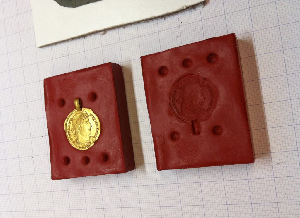 Stampaggio di una moneta d'oro romana