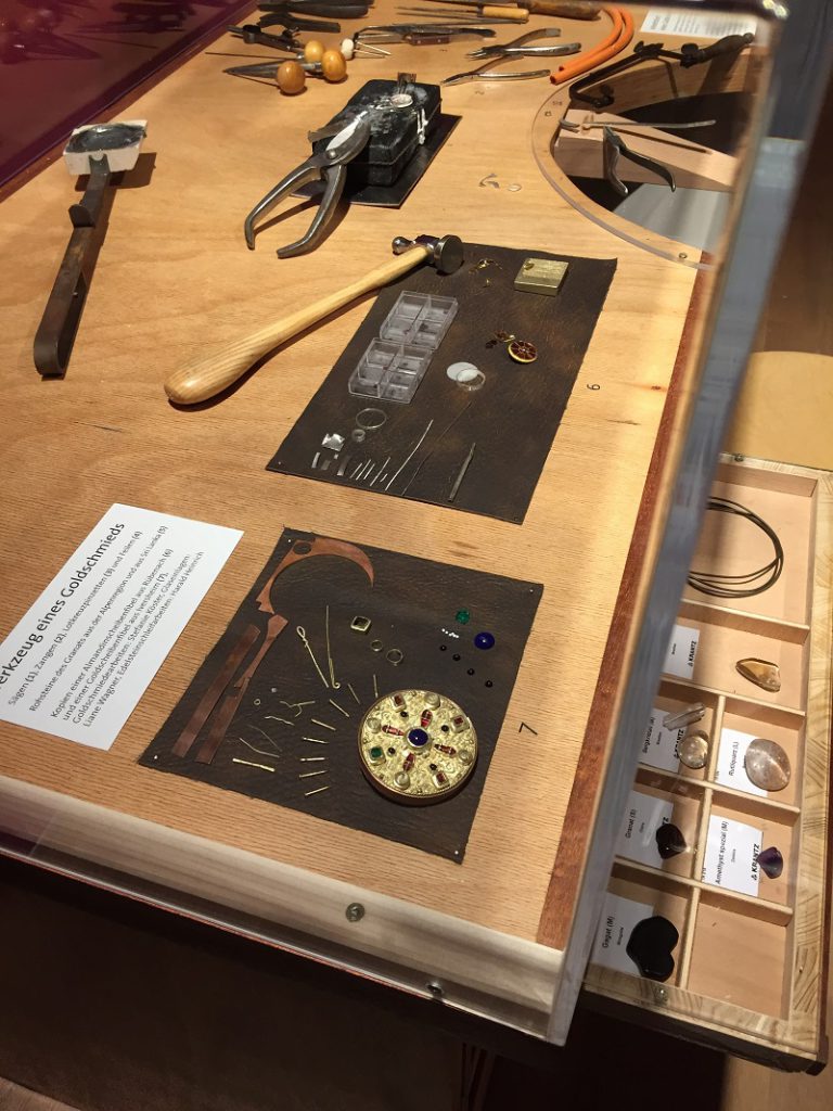 Arbeitstisch eines Goldschmieds im Museum