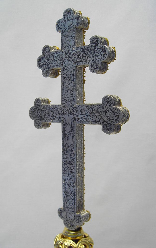 Gravura no verso da cruz da abadessa
