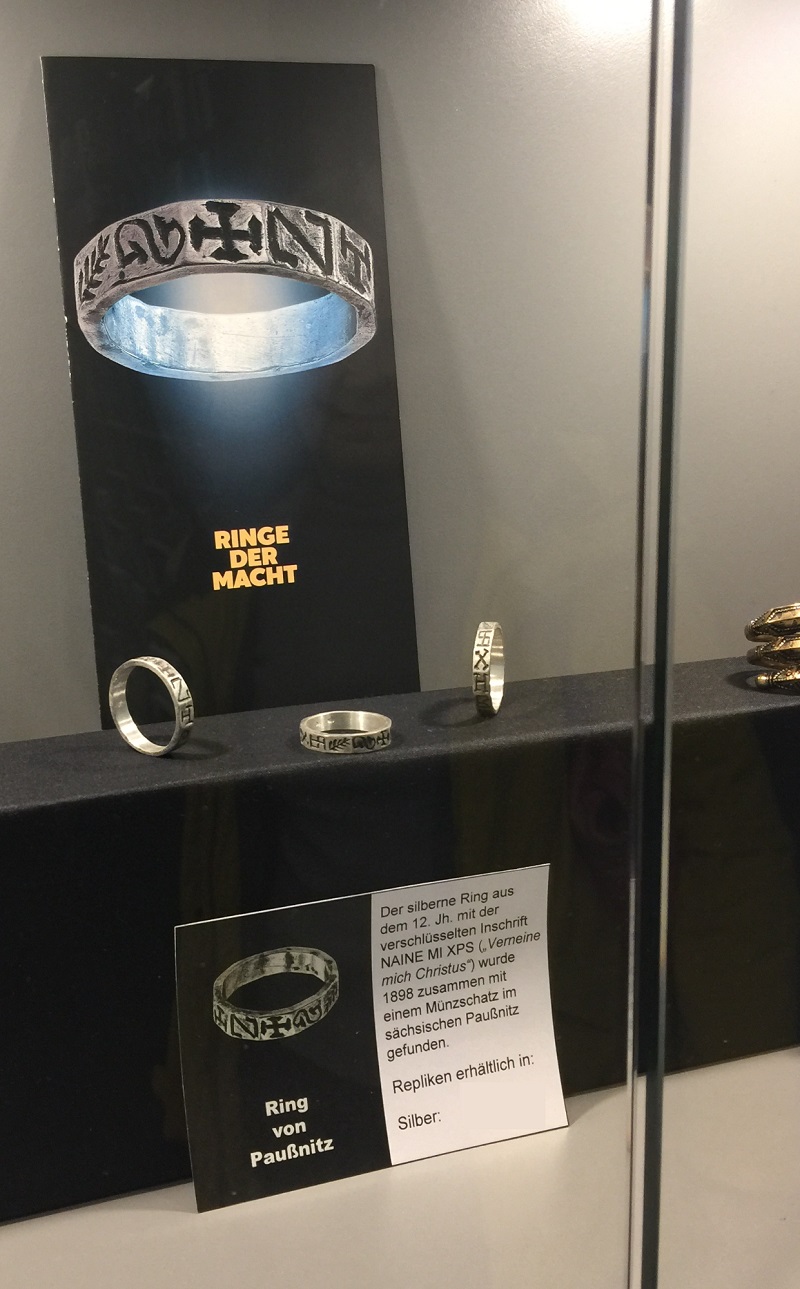 Vores kopier af Paussnitz-ringen i museumsbutikken på Landesmuseum Halle
