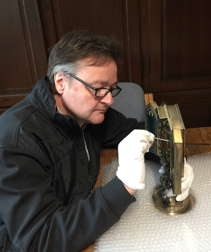 Uwe Faust checking the thread dimensions of the reliquary