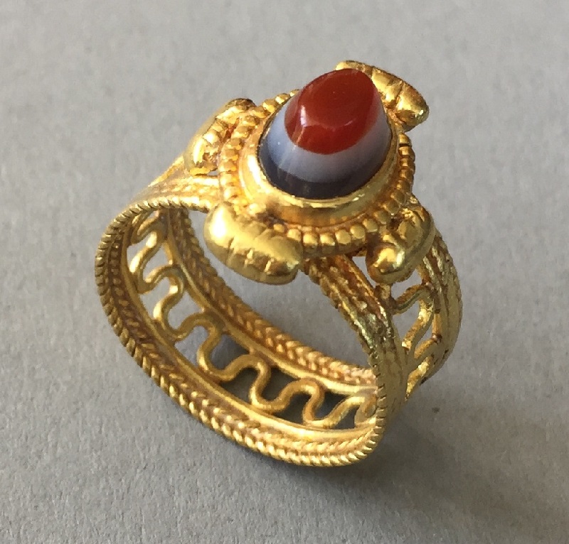 Hotový zlatý prsten s vrstveným achátem