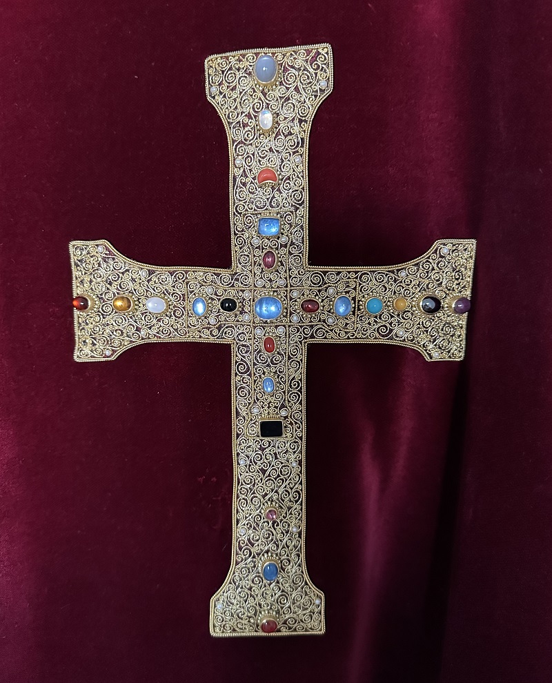 Mantel Richard Löwenherz mit gesticktem Reliquienkreuz von Valasse 2
