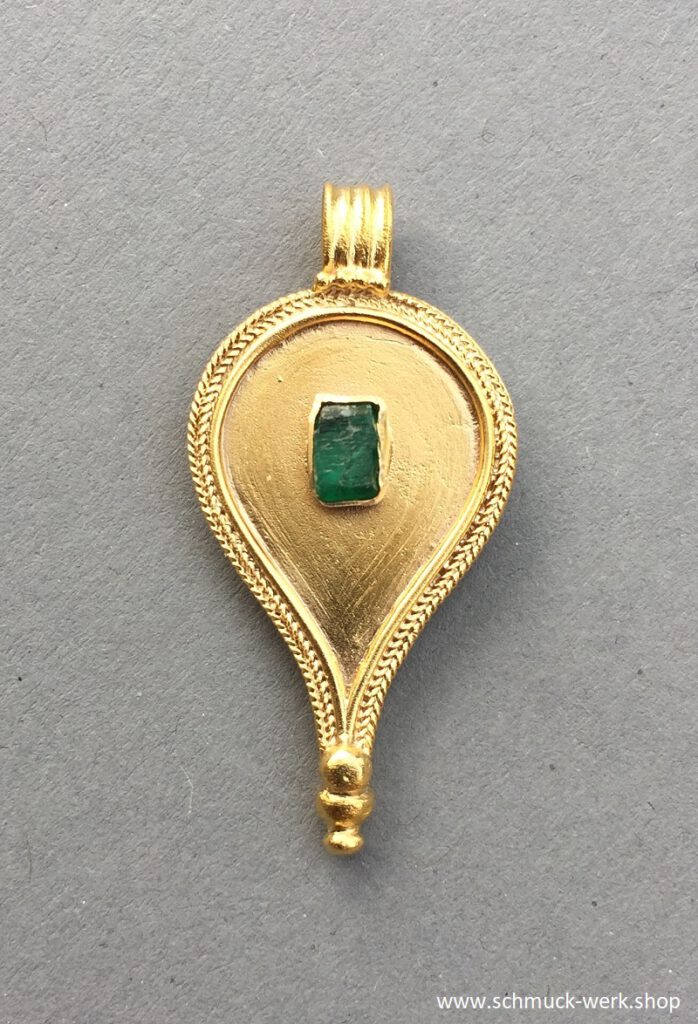 Roman pendant emerald