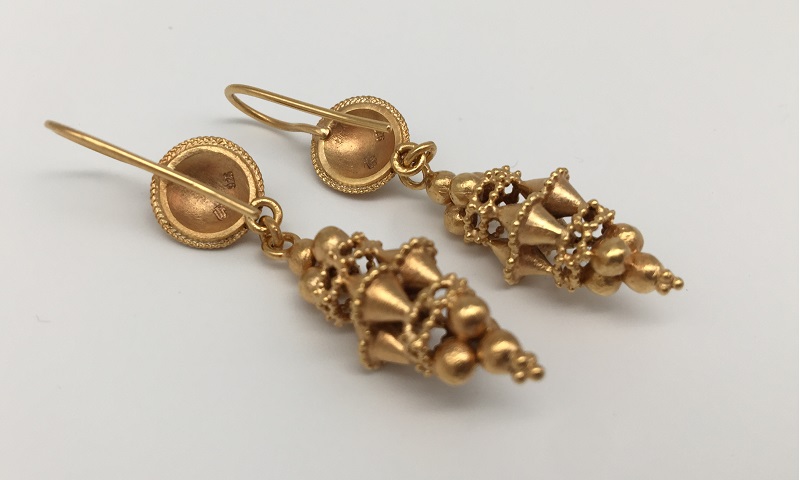 Römische Ohrringe mit Tsavolith