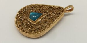 Hanger met handgemaakte middeleeuwse filigrain sieraden