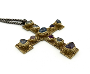 Brystkors i middelalderens stil